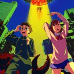 Capa do anime Dandadan mostrando a personagem Momo Ayase com brinco visível e o protagonista Okarun usando óculos, ambos correndo em um cenário vibrante e colorido, cheio de tons vivos que refletem a energia e o estilo dinâmico da série.