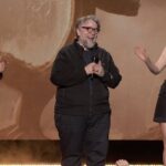Guillermo Del Toro, Mia Goth e Oscar Isaac no palco do #TUDUM apresentando Frankenstein