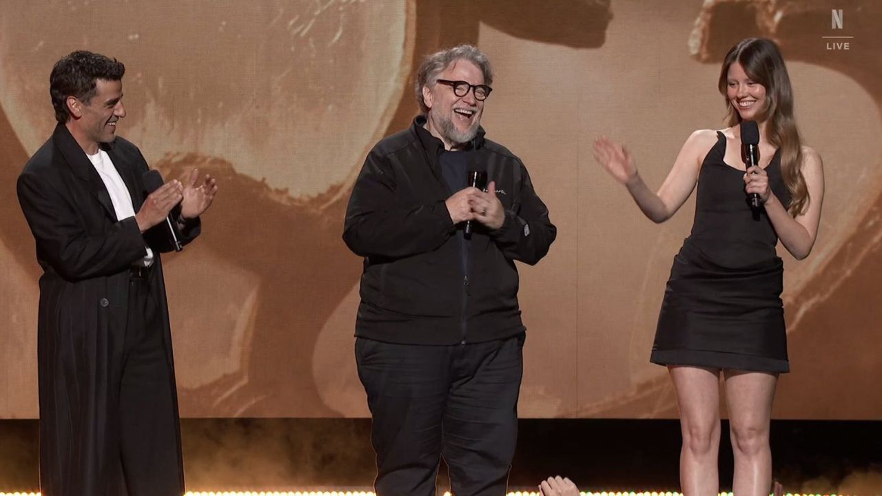 Guillermo Del Toro, Mia Goth e Oscar Isaac no palco do #TUDUM apresentando Frankenstein