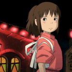 Menina com um olhar sério que usa um kimono vermelho, do filme "A Viagem de Chihiro", do estúdio Ghibli