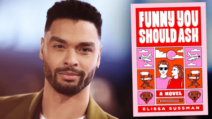 Regé-Jean Page junto ao livro que irá adaptar