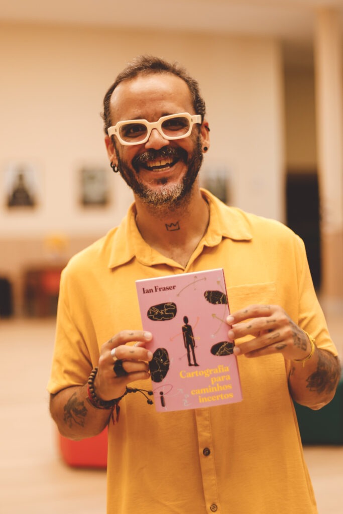 Ian Fraser com seu novo livro, Cartografia para Caminhos Incertos.