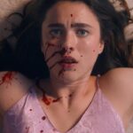 Atriz Margaret Qualley em cena intensa de "A Substância".