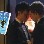 Casal de atores em clima intenso, com cabeças encostadas, juntamente à imagem do livro que inspirou a obra.